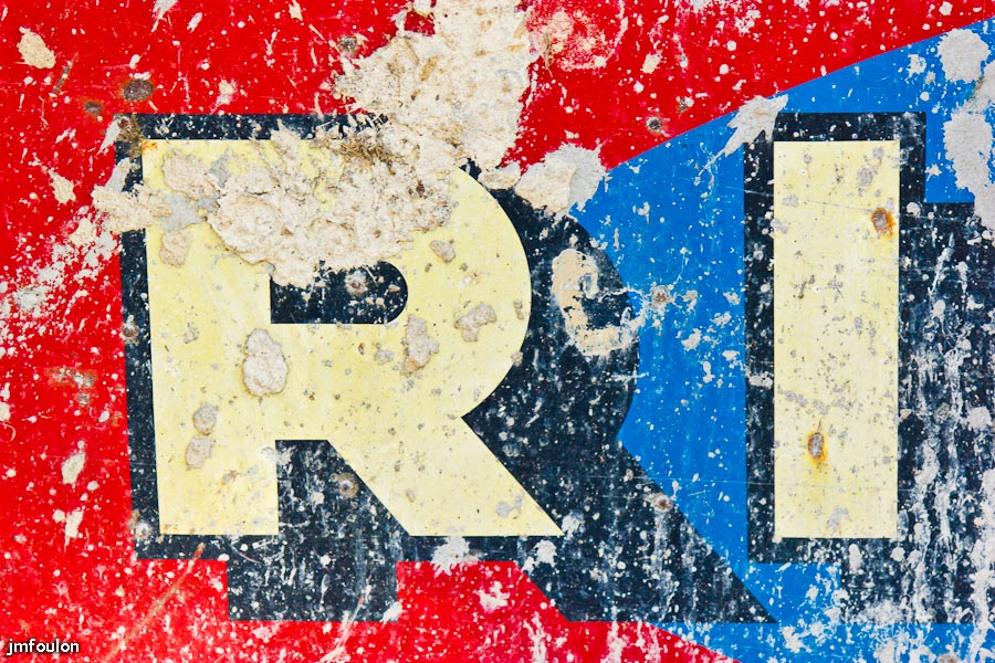 pub-001.jpg - Quartier de Bourg Reynaud - Vieille Pub Ricard reciclée pour boucher un trou dans une porte