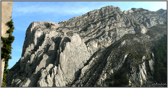 baume-05web.jpg - Sisteron - La Baume vue depuis la rue Fond Chaude