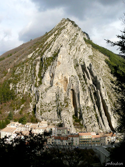 baume-07web.jpg - Sisteron - Le Rocher de la Baume - Vue depuis le pied du rempart Est de la citadelle