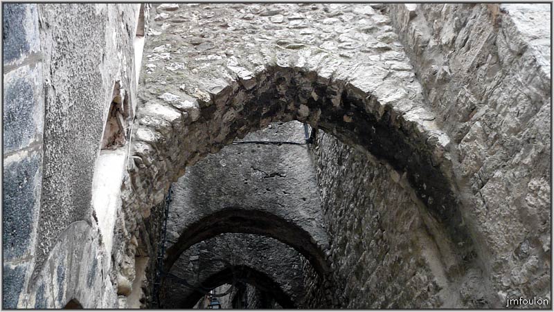 longue-androne-02web.jpg - La Longue Andrône. Les arches entre les murs nord et sud au niveau de la rue Font Chaude que nous verrons plus loin