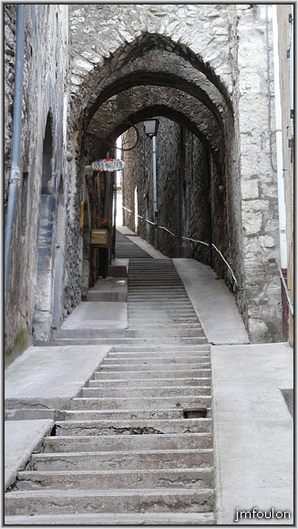 longue-androne-04web.jpg - La Longue Andrône. La calade d'origine à été remplacée par ces horribles marches en ciment. Dommage !