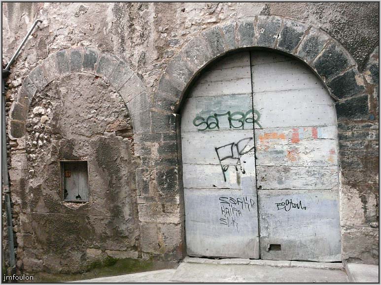 longue-androne-06web.jpg - La Longue Andrône. Double porche face à la rue Fond Chaude qui rejoint ici la Longue Andrône