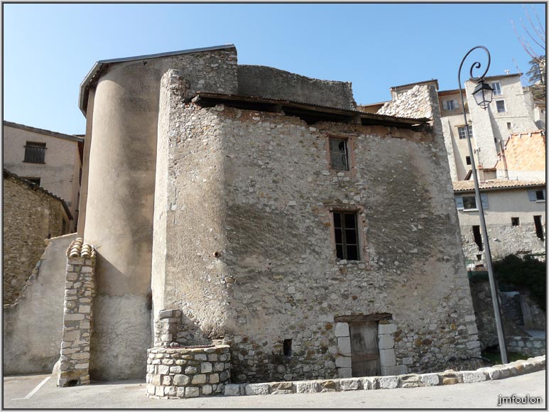 place-poterne-01web.jpg - Place de la Poterne - Maison. Cette place se trouve en bord de Durance. Une porte dans le rempart, dont il reste quelques vestiges se trouvait ici. Elle est aujourd'hui noyée sous la Durance dont le niveau s'est élévé de plusieurs mètres depuis la mise en service du barrage de Serre Poncon