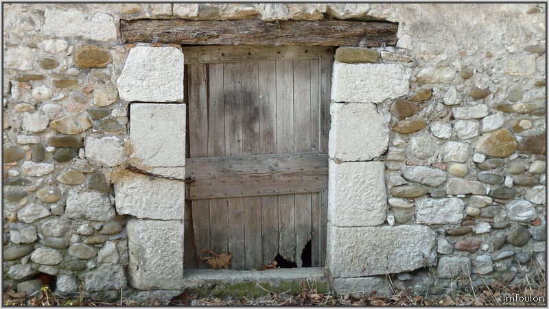 place-poterne-02web.jpg - Place de la Poterne - Vue sur la porte d'étable Est de cette maison