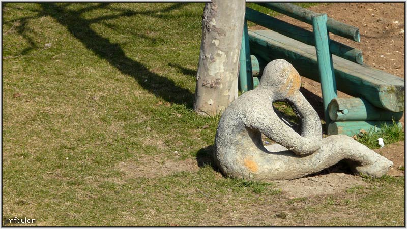 place-poterne-03web.jpg - Place de la Poterne - Sculture de pierre près d'un banc juste à côté