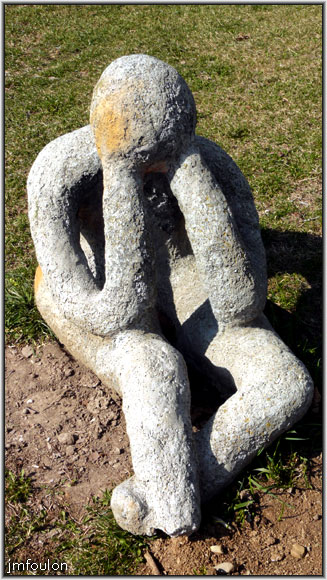 place-poterne-04web.jpg - Place de la Poterne - Sculture de pierre vue de face