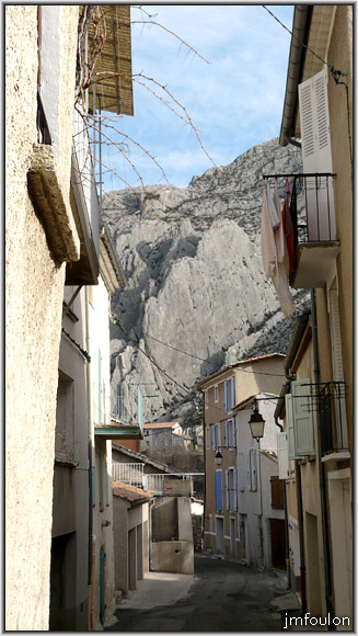 rue-b-remparts-02web.jpg - Rue Basse des Remparts - Au loin la Montagne de la Baume