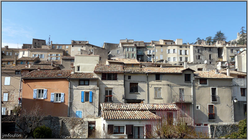 rue-b-remparts-07web.jpg - Rue Basse des Remparts - Au plan le plus bas quelques façades de la rue Basse des Remparts (photo prise depuis les vestiges du rempart en bord de Durance)