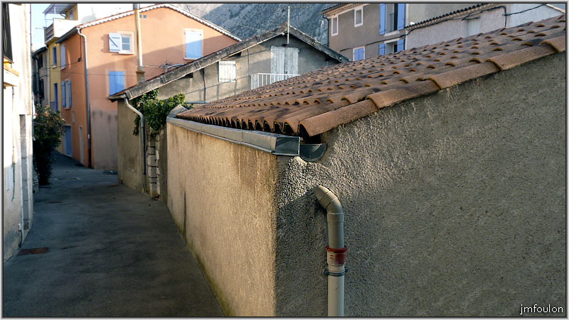rue-bg-reynaud-02web.jpg - Rue Bourg Reynaud - A droite, derrière cette charmante petite maison, se trouve la rue Basse des Remparts que nous venons de visiter