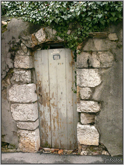 rue-bg-reynaud-03web.jpg - Rue Bourg Reynaud - Porte d'entrée de la petite maison de la vue précédente