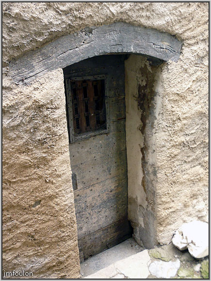 rue-bg-reynaud-05web.jpg - Rue Bourg Reynaud - Porte et son curieux linteau de bois cintré