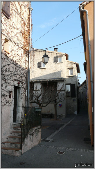 rue-bg-reynaud-06web.jpg - Rue Bourg Reynaud - Arrivée sur la petite place. La rue continue en face en se retrécissant, et rejoint la rue Poterne que nous verrons plus loin