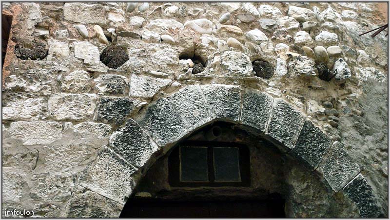rue-bg-reynaud-09web.jpg - Rue Bourg Reynaud - Porche et reste de poutraison. Une pièce devait être bâtie ici entre les deux façade de cette partie étroite de la rue