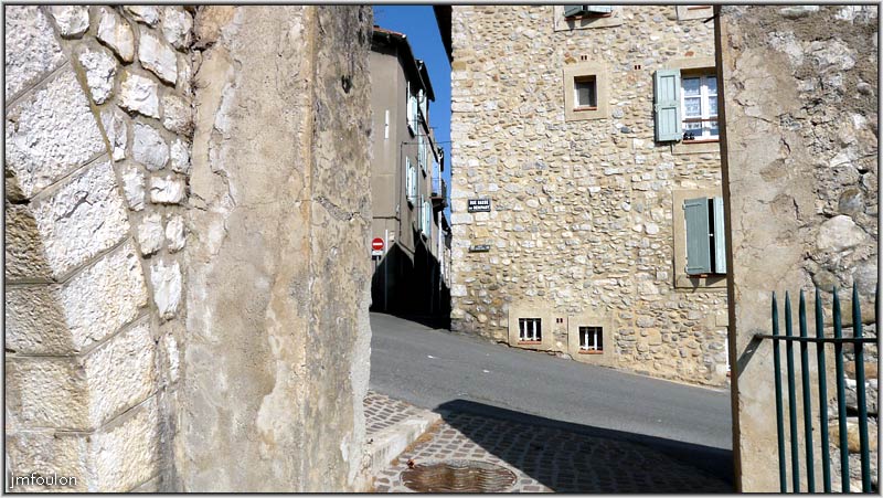 rue-chapusie-01web.jpg - Rue Chapusie - Au sens interdit, la rue Chapusie que nous allons maintenant parcourir.