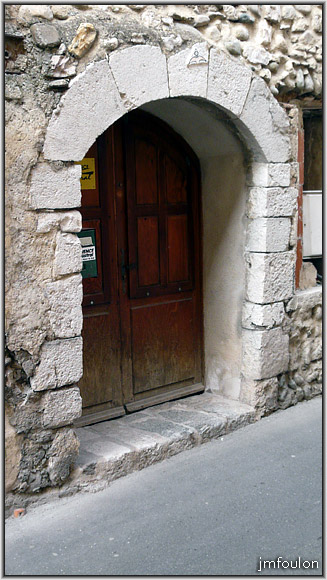 rue-chapusie-04web.jpg - Rue Chapusie - La porte de l'ancienne maison du bourreau qui accueille aujourd'hui les locaux de l'antenne sisteronaise de la radio Fréquence Mistral