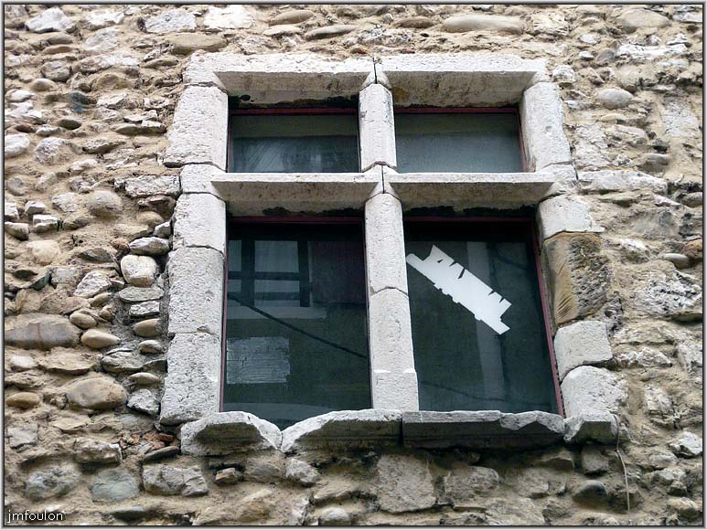 rue-chapusie-05web.jpg - Rue Chapusie - Fenêtre à meneaux à l'étage de la maison du bourreau