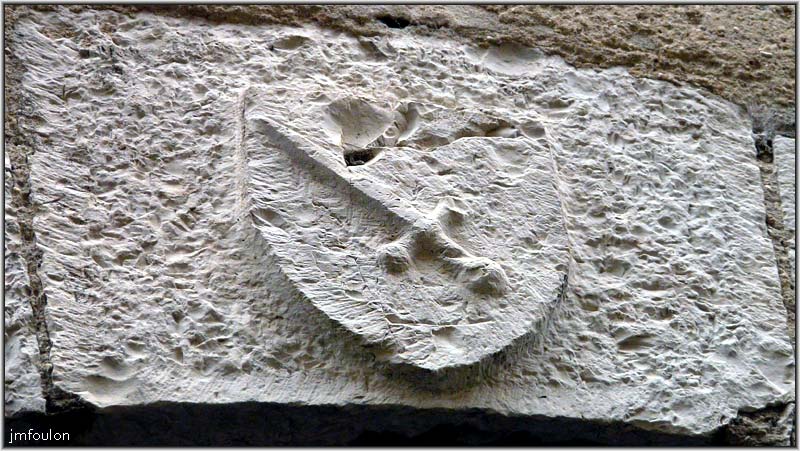 rue-chapusie-07web.jpg - Rue Chapusie - Petit blason (20 x 20 cm environ) orné d'une épée en biais sur la clé de voute de la petite échoppe vue précédemment. Peut être une forge ou l'on façonnait des épées ?