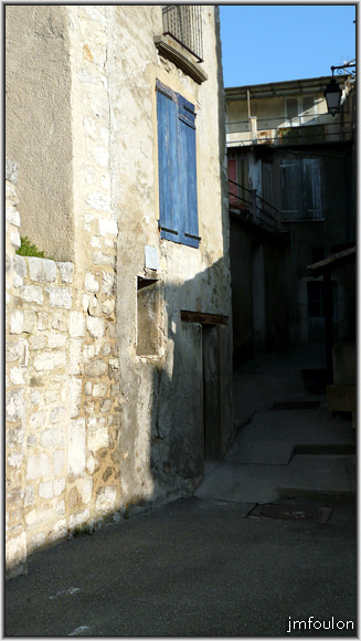 rue-de-la-croix-03web.jpg - Rue de la Croix - Façade au volet bleu
