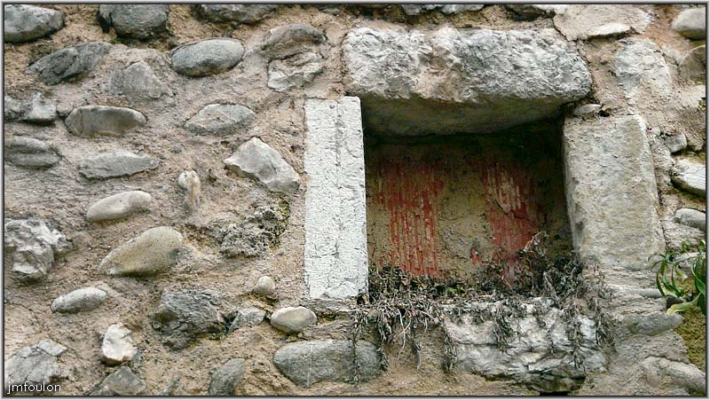 rue-de-la-croix-08web.jpg - Rue de la Croix - Détail du fenestron condamné que l'on voit sur le mur dans la vue précédente