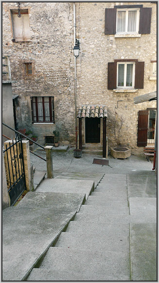 rue-de-la-croix-13web.jpg - Rue de la Croix -  Vue depuis la rue du Grand Couvert que nous visiterons plus loin