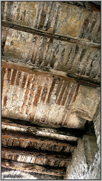 rue-ft-chaude-06web.jpg - Porte de Fonts Chaudes - Comme la majorité des portes à Sisteron, celle-ci passe sous des maisons. Ici le plancher de la bâtisse qui la coiffe
