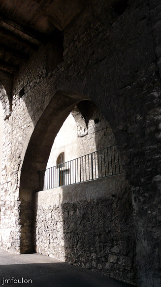 rue-ft-chaude-07web.jpg - Porte de Fonts Chaudes - Arche à droite en venant du nord. Derrière se trouve l'accès au couvert de Font Chaude qui mène plus haut,  rue Saunerie au niveau de la fontaine Ronde