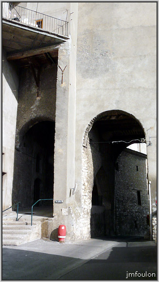 rue-ft-chaude-09web.jpg - Porte de Fonts Chaudes - Ici au sud, se trouve deux accès. La porte à Gauche et le couvert de Font chaude qui méne rue Saunerie