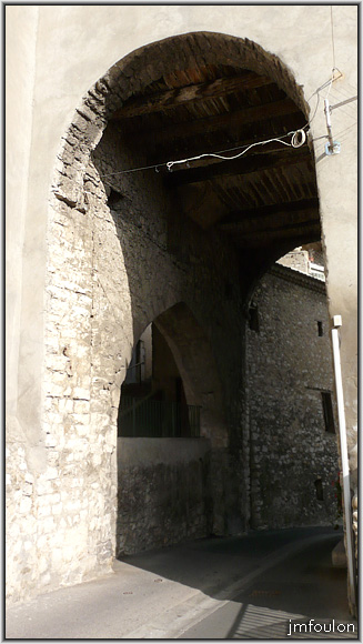 rue-ft-chaude-10web.jpg - Porte de Fonts Chaudes - Autre vue sur la porte (sud)