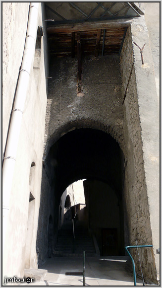 rue-ft-chaude-11web.jpg - Empreintons maintenant cette andrône couverte qui mène rue Saunerie