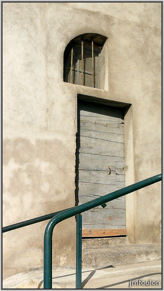 rue-ft-chaude-12web.jpg - Porte et fenestron au debut de l'andrône