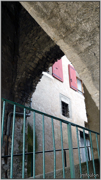 rue-ft-chaude-16web.jpg - Vue sur le couvert de Font Chaude depuis la route du même nom qui passe sous la porte