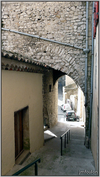 rue-ft-chaude-19web.jpg - Continuons notre ascension vers la rue Saunerie. Une maison à été bâtie à gauche, tronquant le porche