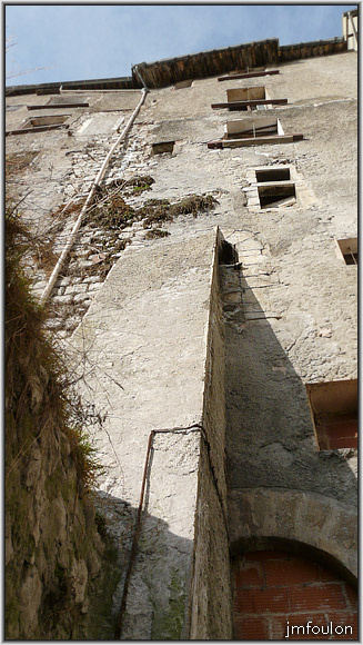 rue-ft-chaude-29web.jpg - Autre vue sur les façades Est des maisons de la rue Saunerie depuis la rue Font Chaude. Ici, un contrefort à été rajouté à cheval sur deux ouvertures