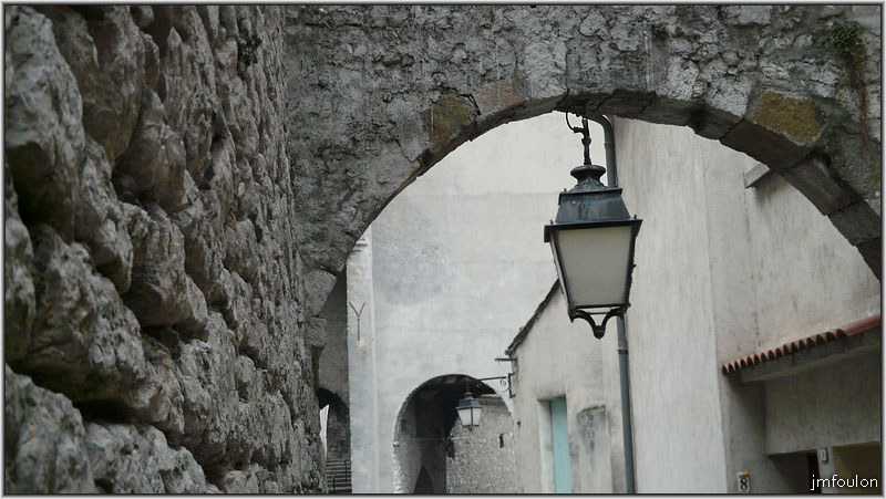 rue-ft-chaude-31web.jpg - Rue Font Chaude - Vue vers la porte