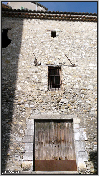 rue-ft-chaude-36web.jpg - Rue Font Chaude - Façade et ouverture (à droite près de la porte en venant du nord)