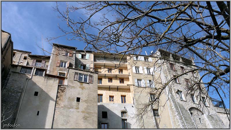 rue-ft-chaude-41web.jpg - Autre vue sur les façades Est des maisons de la rue Saunerie depuis la rue Font Chaude. A droite, l'Hôtel de la Citadelle