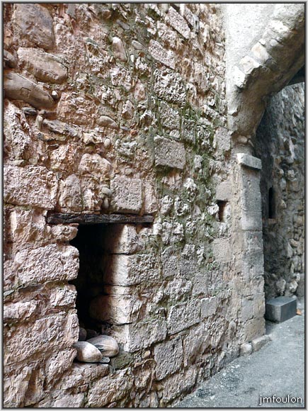 rue-gd-couvert-04web.jpg - Rue du Grand Couvert - Ouverture dans un mur et jambage ouest d'un des arcs de pierre