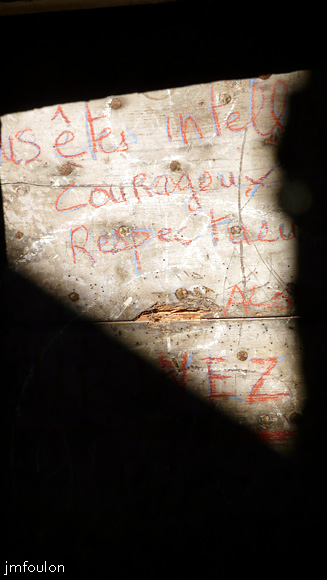 rue-gd-couvert-24web.jpg - Sur une porte dans le troisème couvert " Vous êtes courageux, intelligents, courageux et respectueux. Alors évitez d'uriner ici "