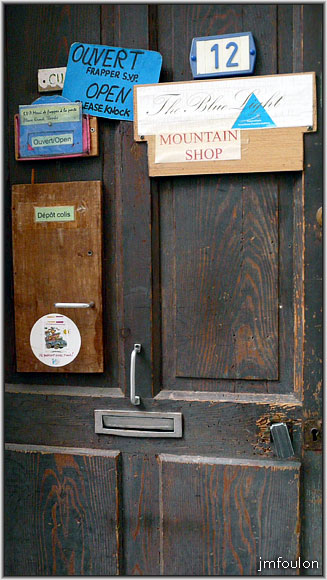 rue-gd-couvert-28web.jpg - Rue du Grand Couvert - Porte de " The Blues Ligh " la petite boutique de l'américian Mike qui fabrique et vends des chaussures et divers accéssoires d'escalade