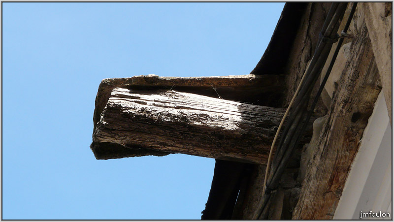 rue-gd-couvert-29web.jpg - Rue du Grand Couvert - Vieille potence de poulie en bois protégée par une tuile