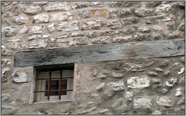 rue-porte-sauve-06web.jpg - Rue Porte Sauve - Linteau d'une ouverture condamnée et petit fenestron