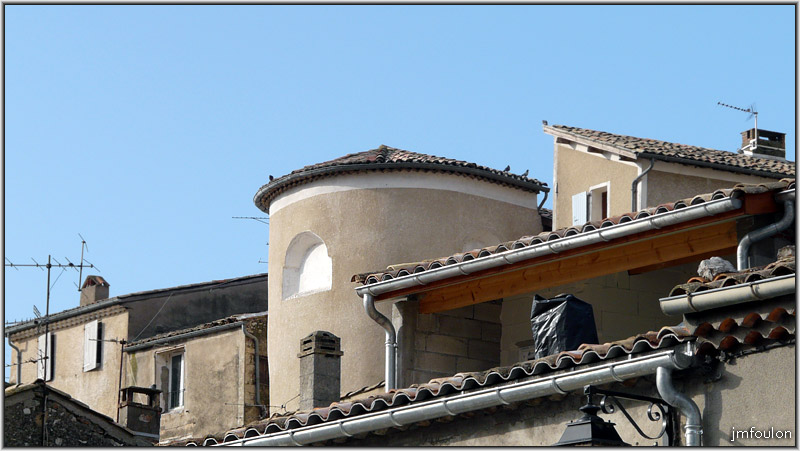 rue-porte-sauve-14web.jpg - Toiture des rues Porte Sauve ouest et Mission et tour sous laquelle passe un couvert permettant de communiquer entre ces deux rues (visible dans la galerie dédiée au couverts de Sisteron)