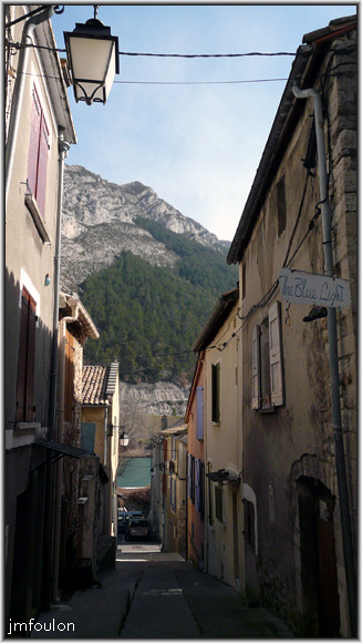 rue-poterne-02web.jpg - Rue Poterne - Depuis le haut. En bas la place de la Poterne, vue précédemment