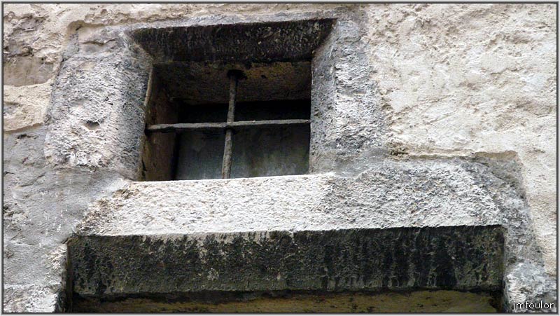 rue-poterne-07web.jpg - Rue Poterne - Linteau de porte et fenestron décalé à gauche