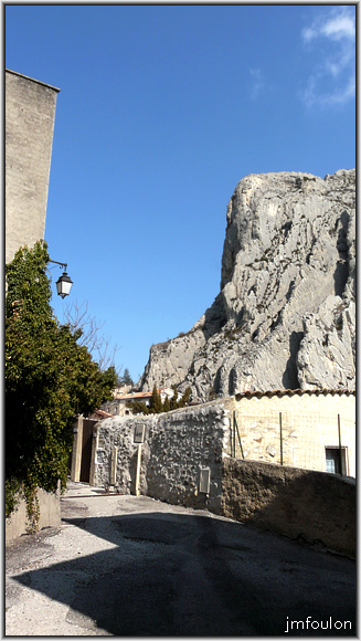 rue-tanneries-03web.jpg - Rue des Tanneries - Vue sur le Rocher de la Baume