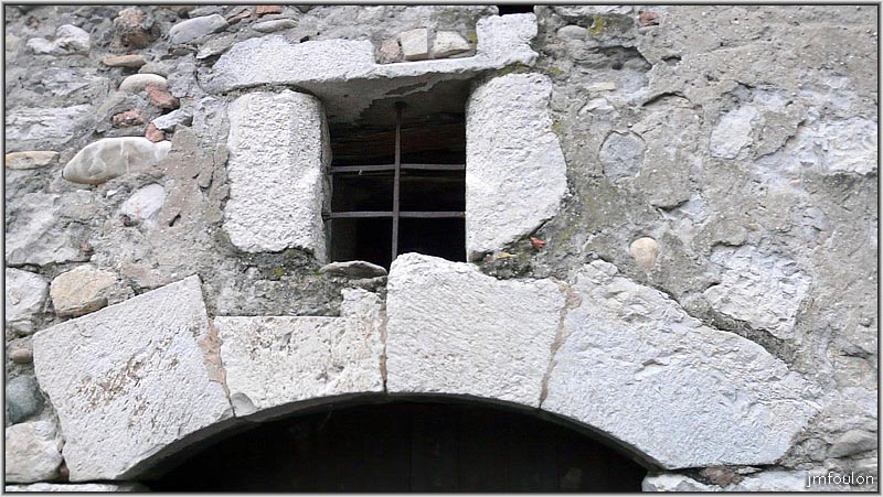 rue-tanneries-05web.jpg - Rue des Tanneries - Détail de l'arc et du fenestron le surplombant de la porte vue précédemment