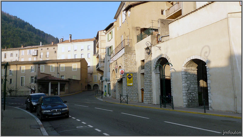 av-p-arene-01web.jpg - Avenue Paul Arène tôt le matin - On aperçois au fond la fontaine du Jallet, bâtie en 1407 dans le rempart ouest aujourd'hui disparu au profit de la rue de Provence