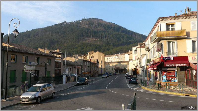 av-p-arene-02web.jpg - Avenue Paul Arène - Au loin, la montagne du Molard (920 m au sommet. Ici 748 m) qui s'étire sur cinq kilomètres vers l'ouest jusqu'à Castel Bevons.