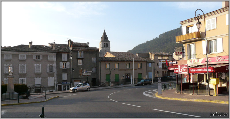 av-p-arene-03web.jpg - Avenue Paul Arène - A gauche, la statue du poète Paul Arène que nous verrons plus loin. En face sous le clocher de ND des Pommiers, la médiathèque André Roman