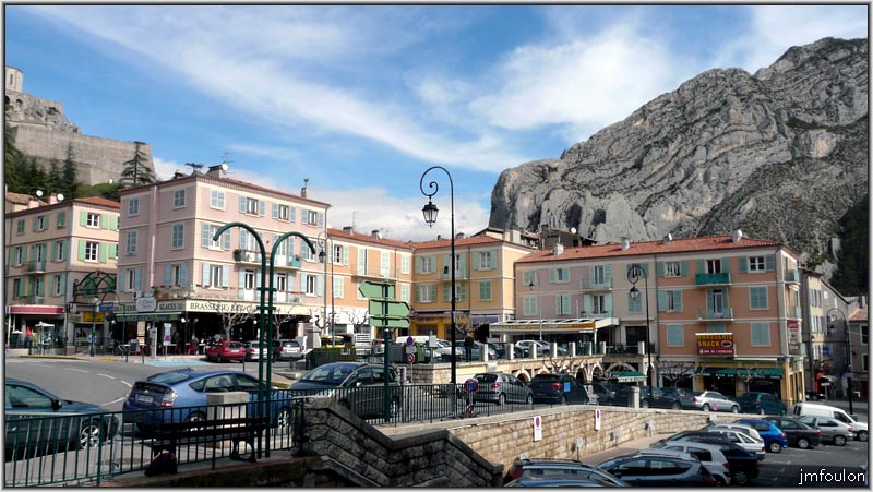 av-p-arene-05web.jpg - Avenue Paul Arène - A gauche, la place Paul Arène. A droite la descente vers les places de l'Horloge, ou se font les marchés et du docteur Robert. Au loin, le Rocher de la Baume